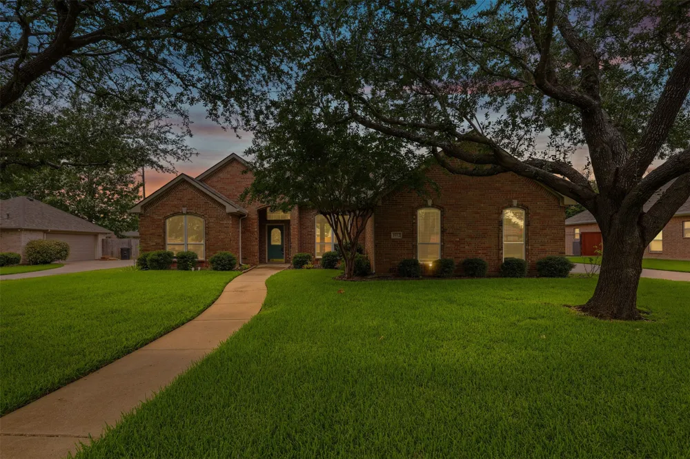 1612 Twin Oaks Drive Cleburne, TX 76033