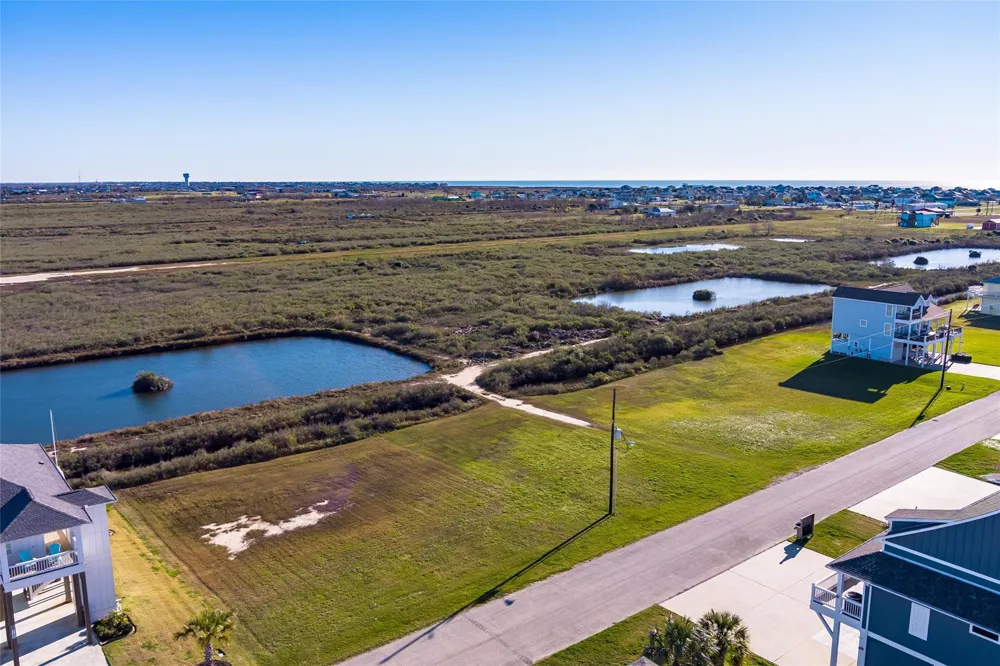 1170 Lagoon Drive Crystal Beach, TX 77650