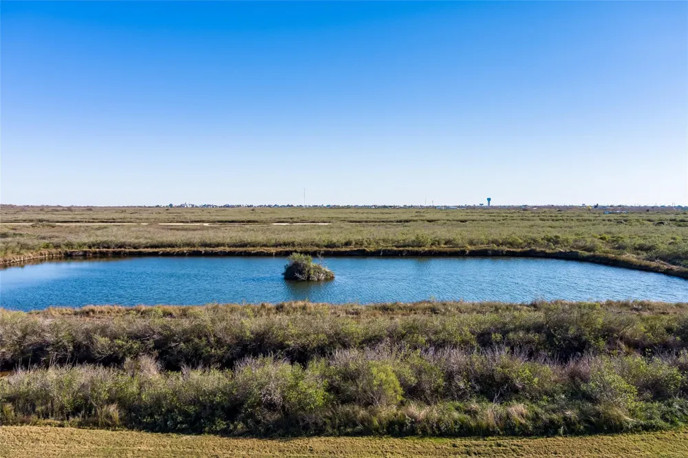 1170 Lagoon Drive Crystal Beach, TX 77650
