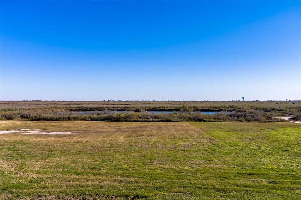 1170 Lagoon Drive Crystal Beach, TX 77650