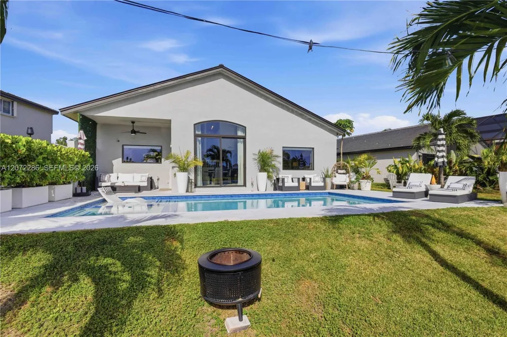 226 SW 180th Ave Pembroke Pines, FL 33029
