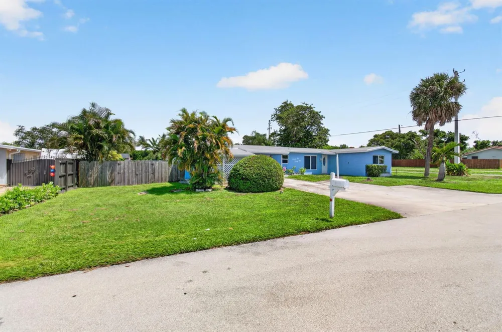 2521 Myrica Road West Palm Beach, FL 33406