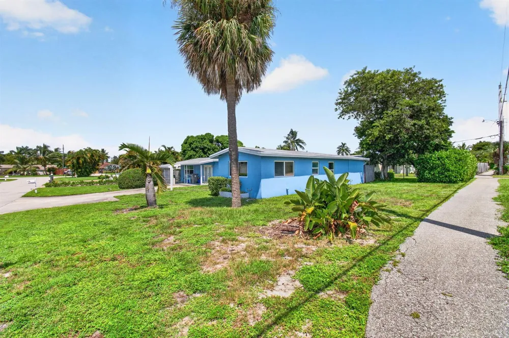 2521 Myrica Road West Palm Beach, FL 33406