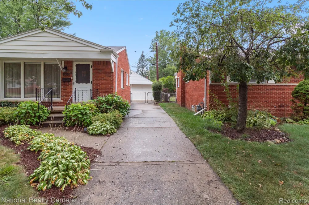 9051 Nathaline Redford Charter Township, MI 48239