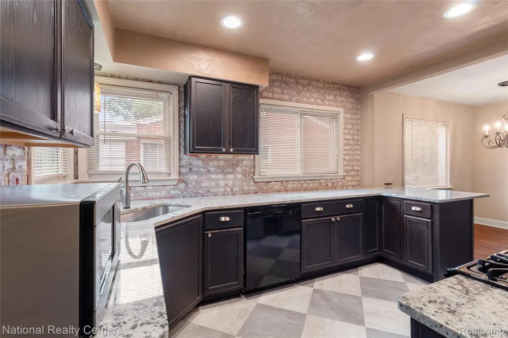 9051 Nathaline Redford Charter Township, MI 48239