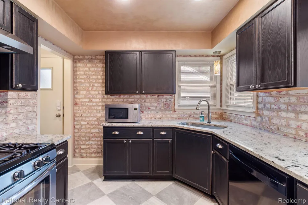 9051 Nathaline Redford Charter Township, MI 48239