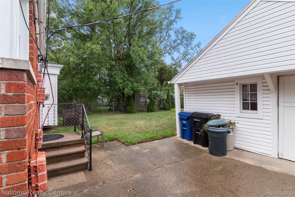 9051 Nathaline Redford Charter Township, MI 48239