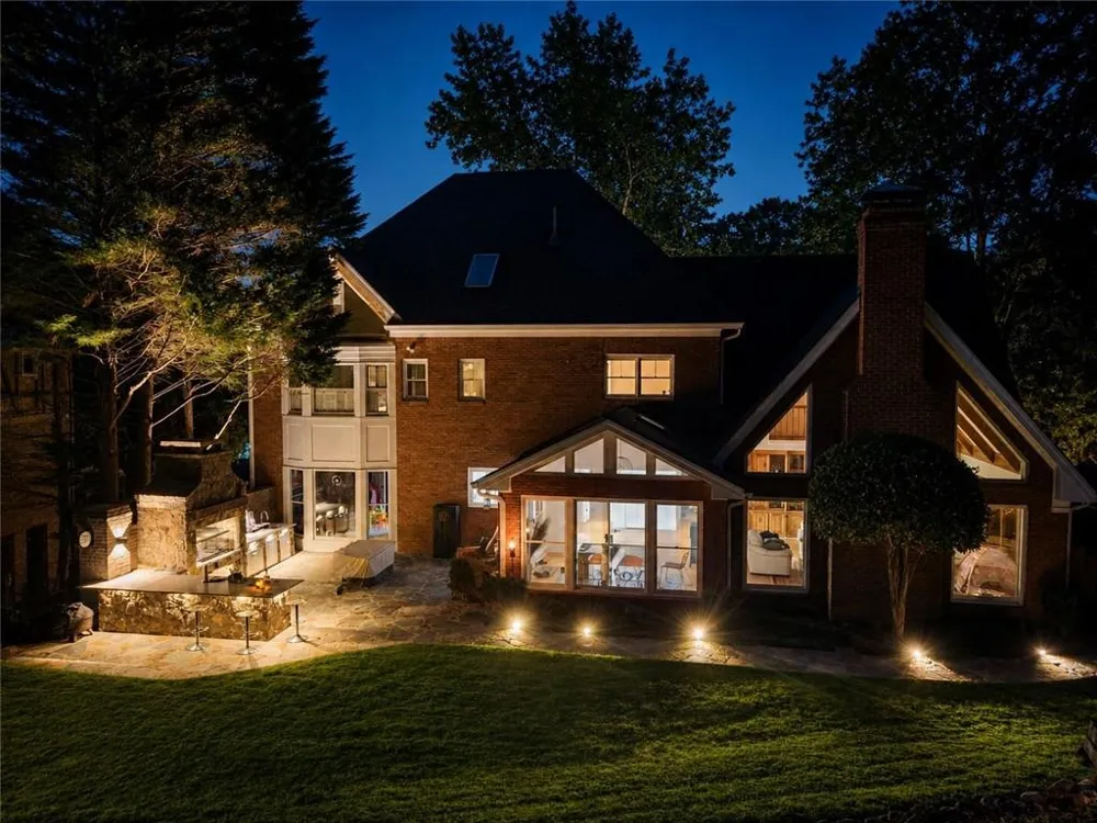 7680 Dunvegan Close Sandy Springs, GA 30350