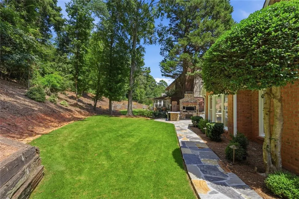 7680 Dunvegan Close Sandy Springs, GA 30350