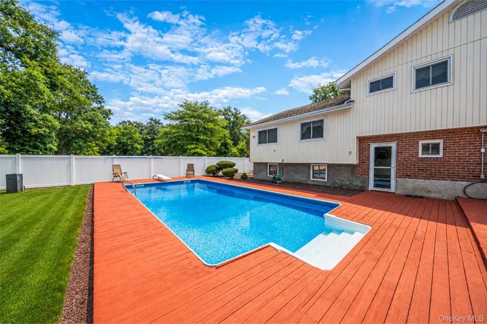 41 Orchard Street Farmingdale, NY 11735