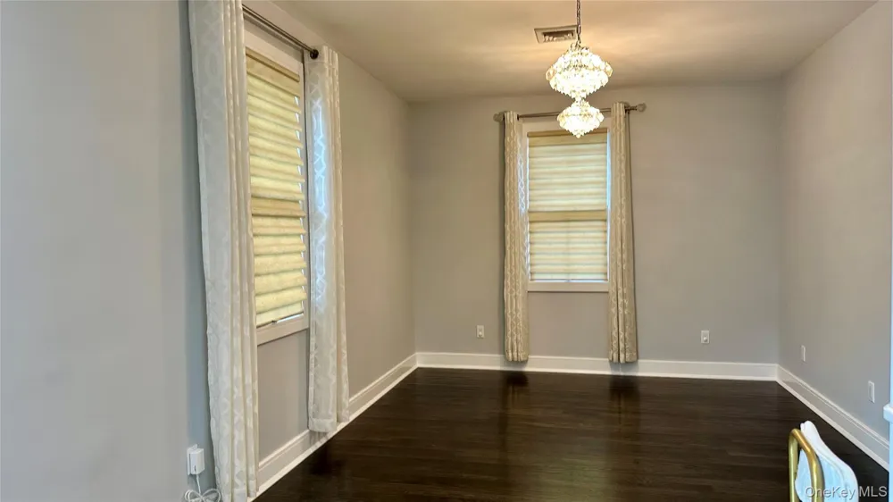 18 20th Avenue Sea Cliff, NY 11579