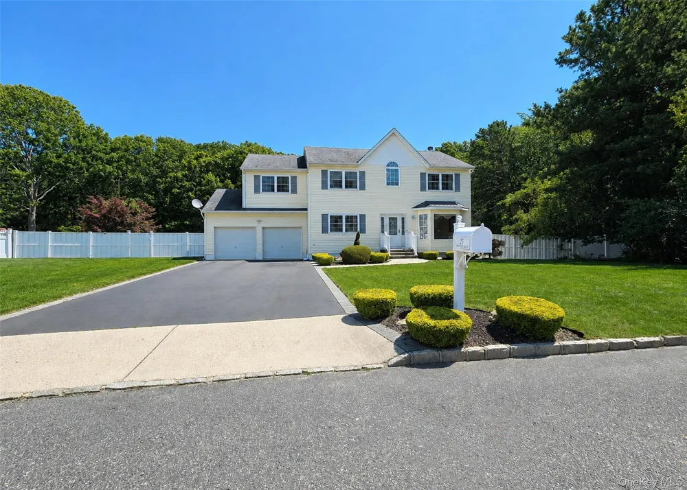 23 Greentree Drive Medford, NY 11763