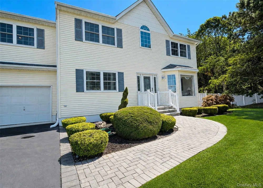 23 Greentree Drive Medford, NY 11763