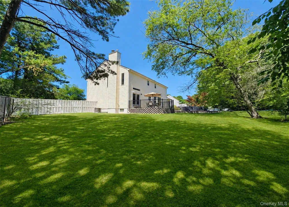 23 Greentree Drive Medford, NY 11763