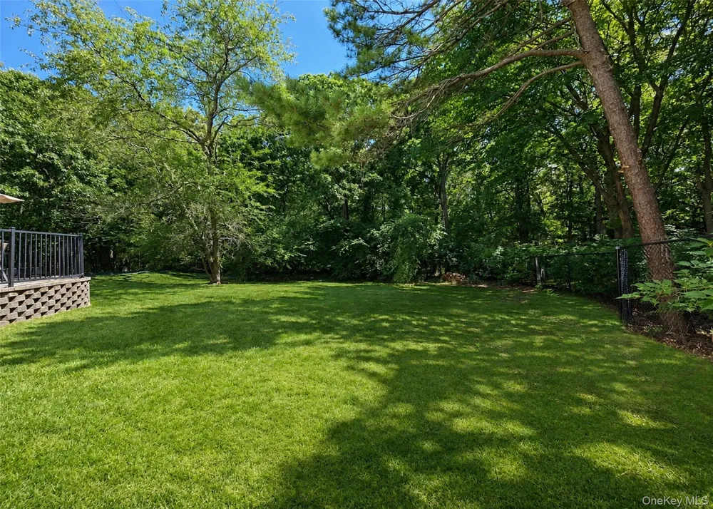 23 Greentree Drive Medford, NY 11763