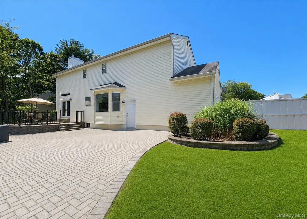23 Greentree Drive Medford, NY 11763