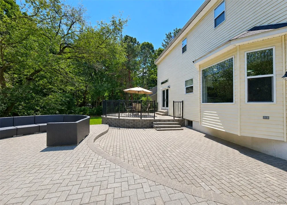 23 Greentree Drive Medford, NY 11763