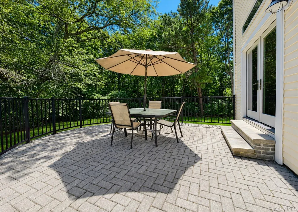 23 Greentree Drive Medford, NY 11763