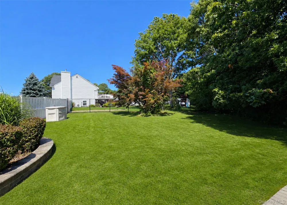 23 Greentree Drive Medford, NY 11763