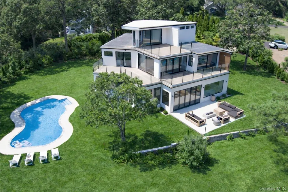 10 Bay View Drive Hampton Bays, NY 11946