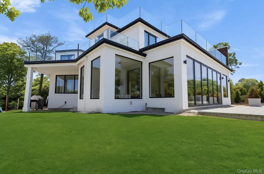10 Bay View Drive Hampton Bays, NY 11946