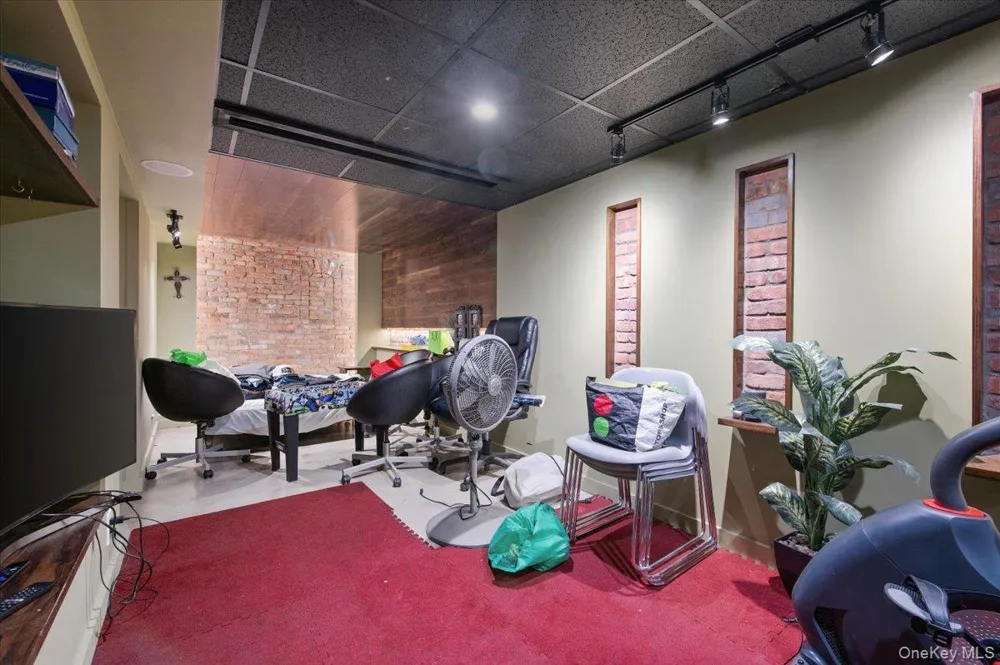 97 Pine Hollow Road Oyster Bay, NY 11771