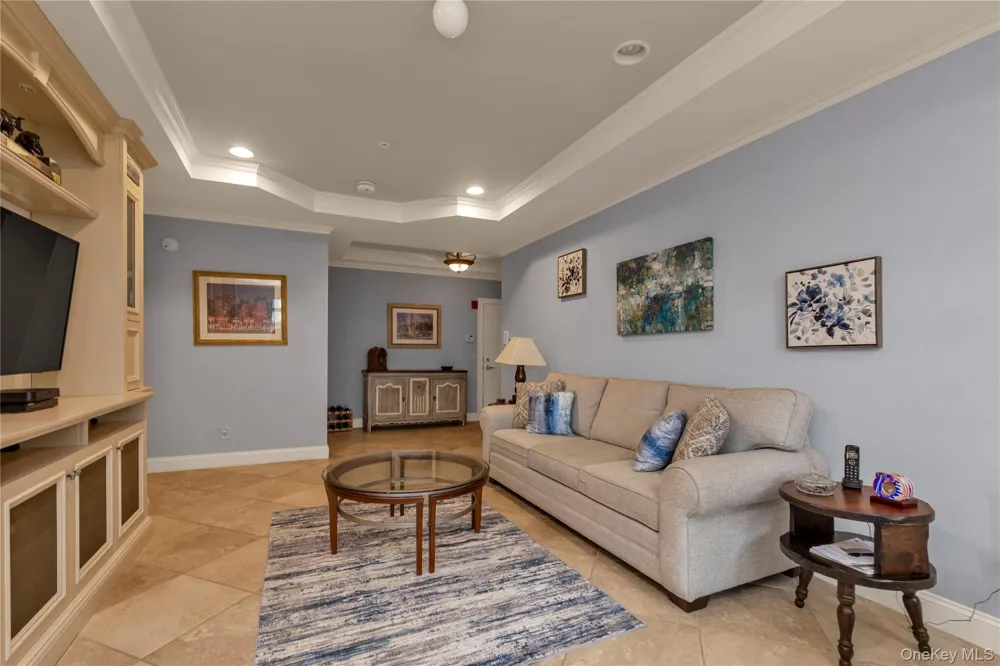 578 Pacing Way Westbury, NY 11590