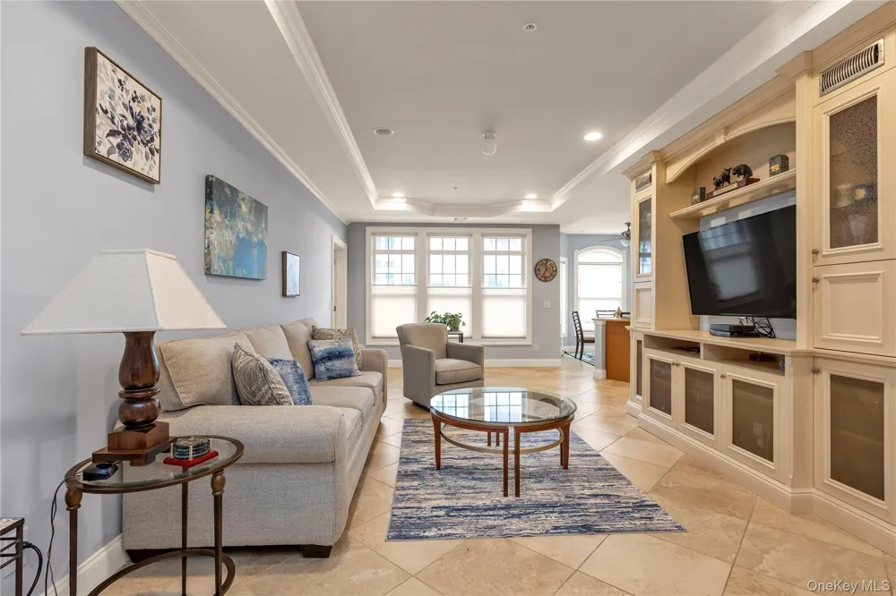 578 Pacing Way Westbury, NY 11590