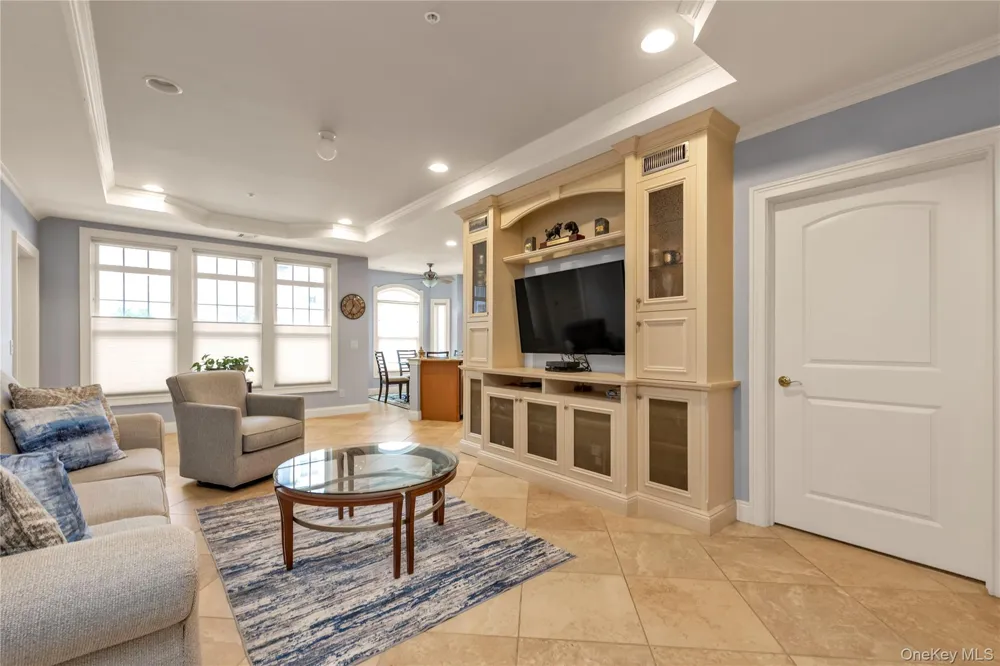 578 Pacing Way Westbury, NY 11590
