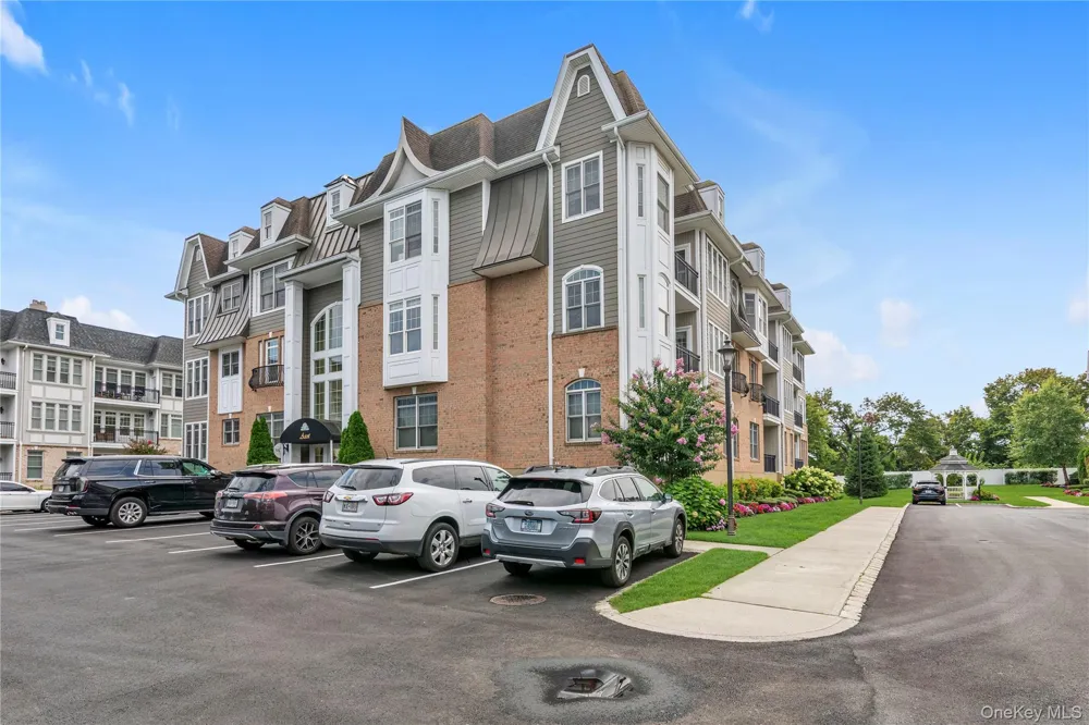578 Pacing Way Westbury, NY 11590
