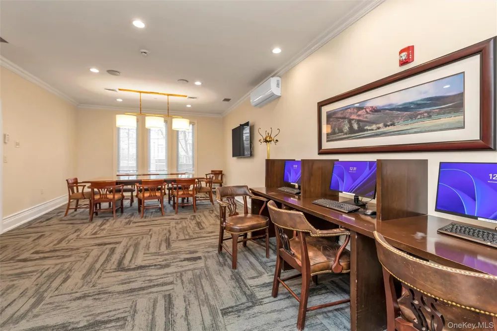 578 Pacing Way Westbury, NY 11590
