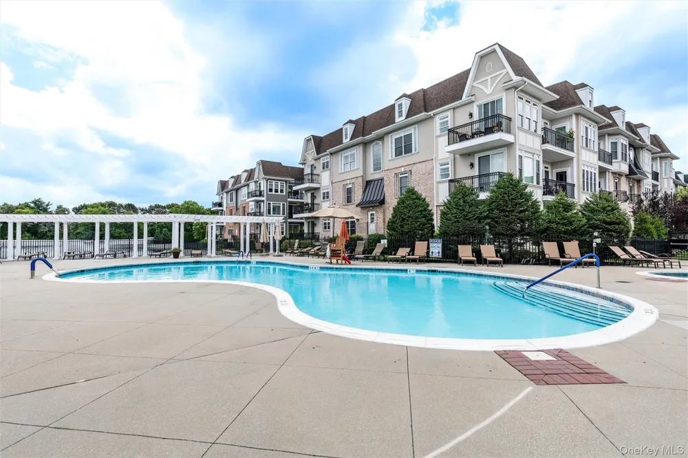 578 Pacing Way Westbury, NY 11590