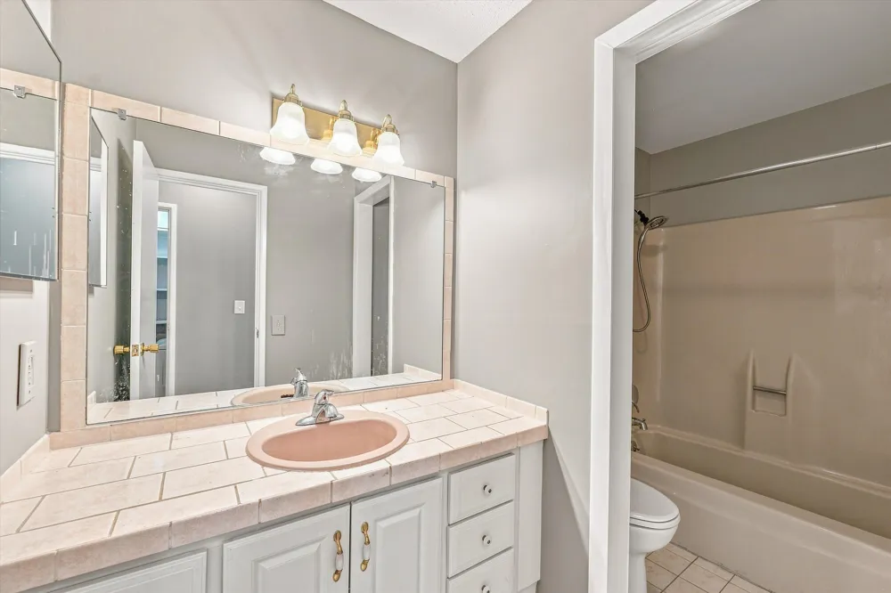 893 Cliffs Drive #107 Ypsilanti, MI 48198