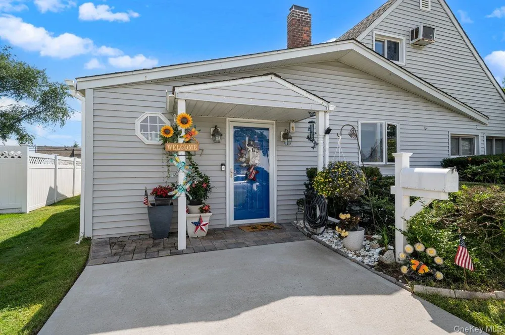 27 Wheelbarrow Lane Wantagh, NY 11793