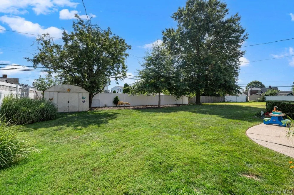 27 Wheelbarrow Lane Wantagh, NY 11793