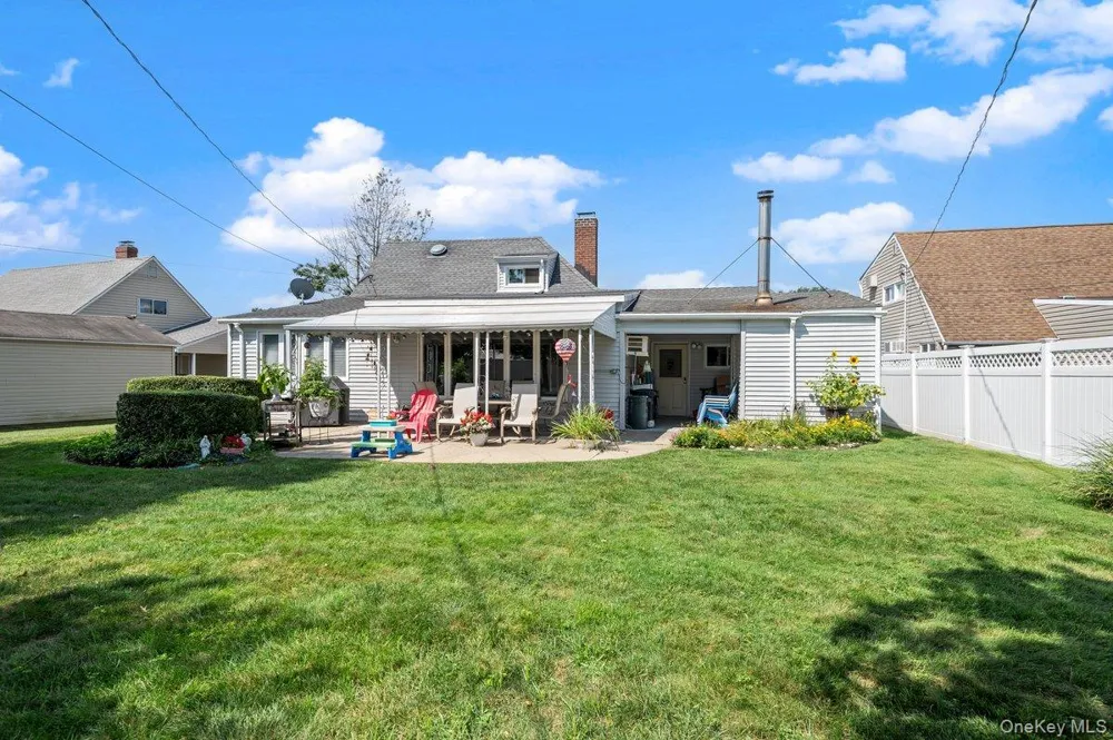 27 Wheelbarrow Lane Wantagh, NY 11793