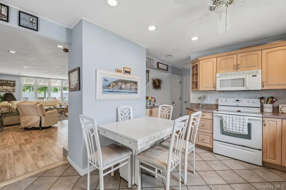 27 Wheelbarrow Lane Wantagh, NY 11793