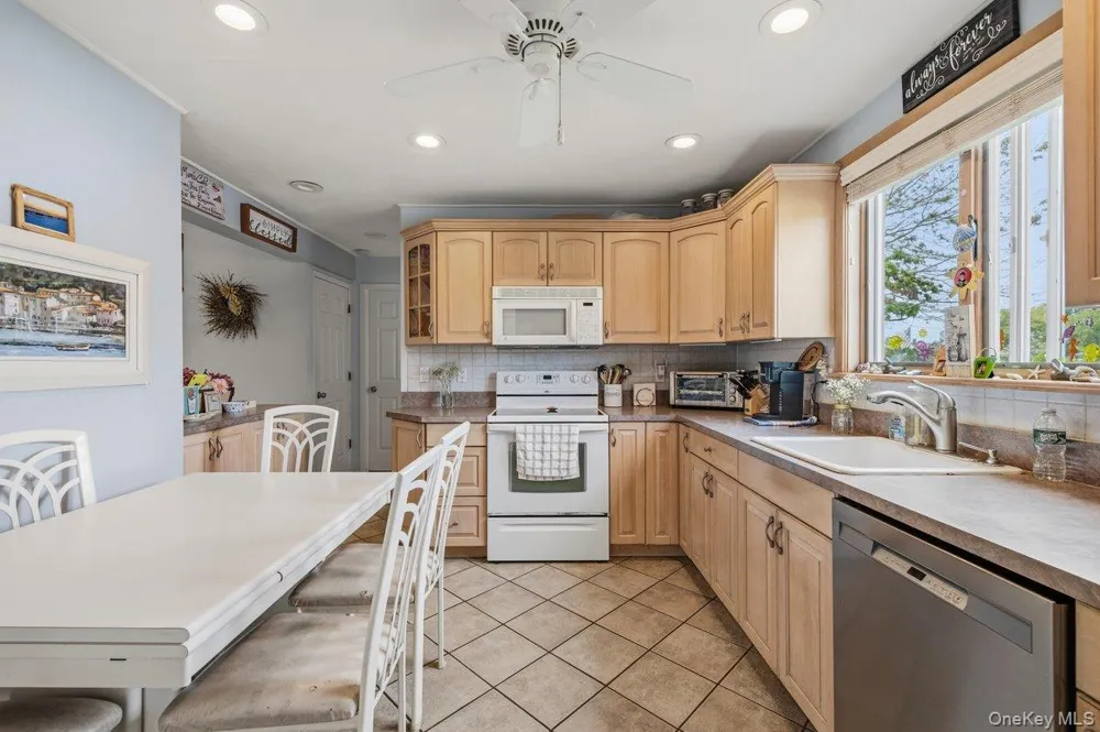 27 Wheelbarrow Lane Wantagh, NY 11793