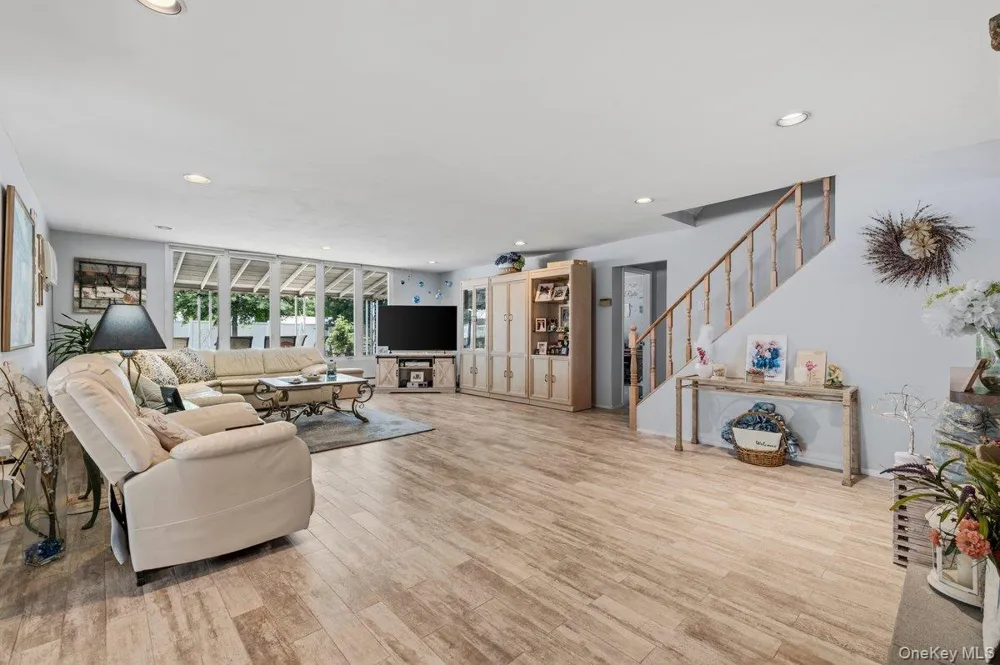 27 Wheelbarrow Lane Wantagh, NY 11793