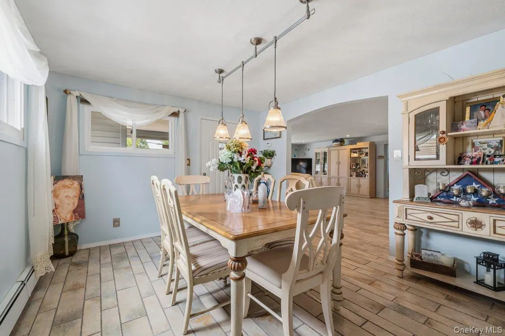 27 Wheelbarrow Lane Wantagh, NY 11793