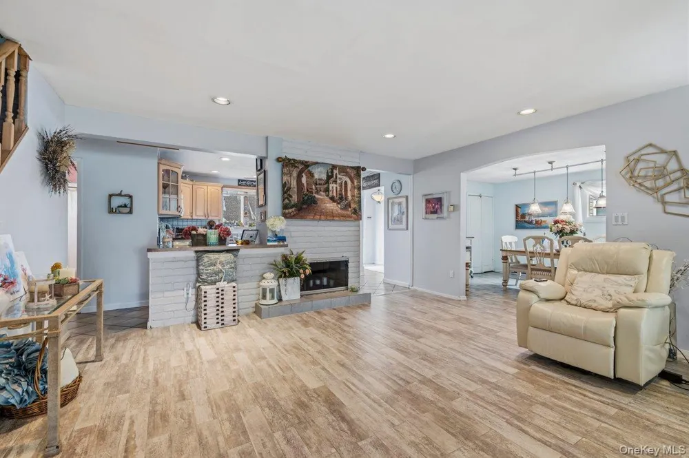 27 Wheelbarrow Lane Wantagh, NY 11793