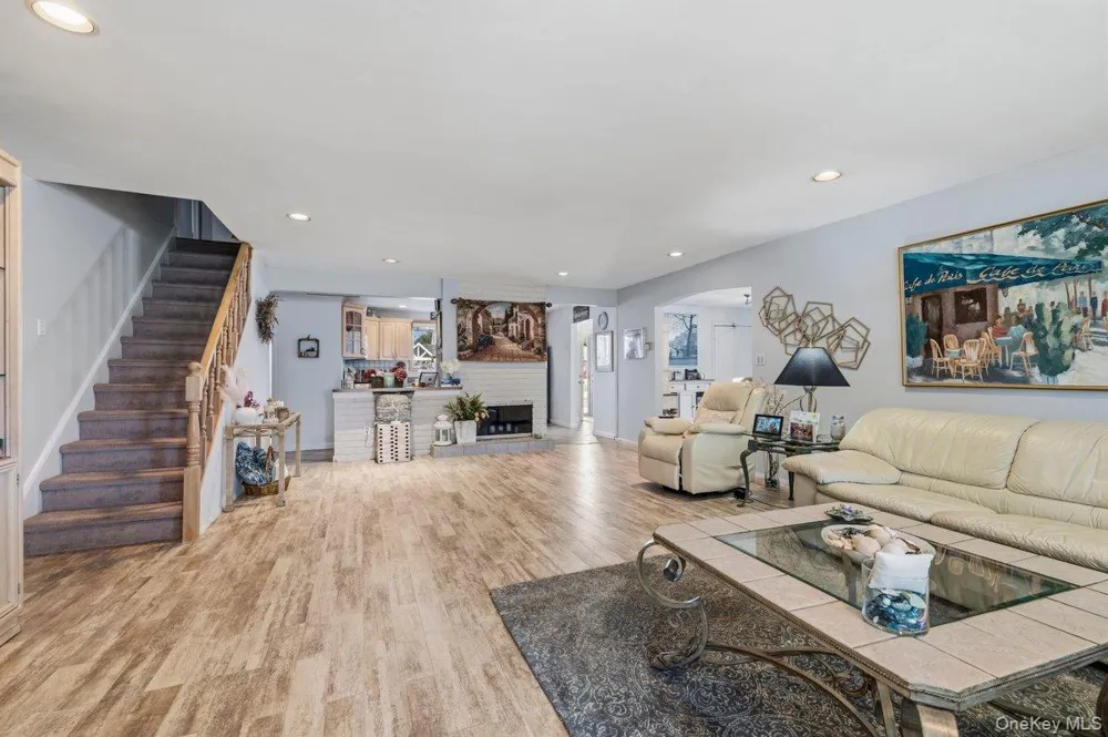 27 Wheelbarrow Lane Wantagh, NY 11793