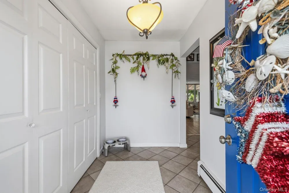27 Wheelbarrow Lane Wantagh, NY 11793