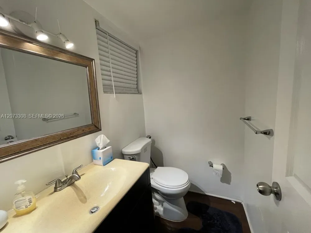 1001 Hillcrest Ct #215 Hollywood, FL 33021