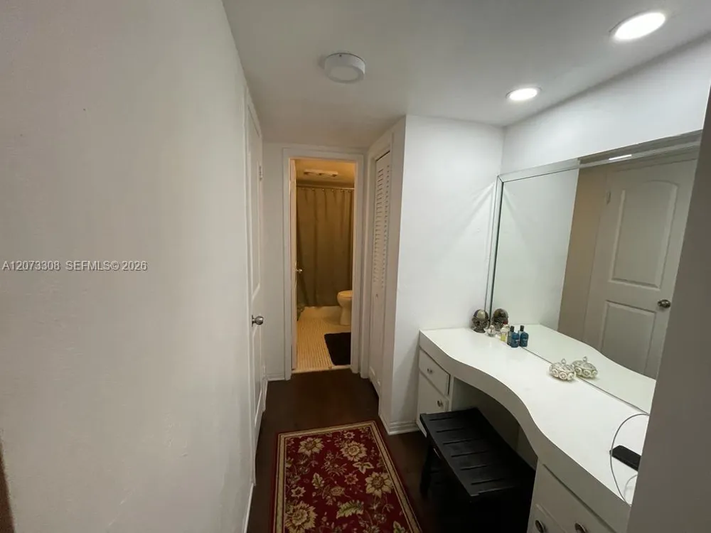1001 Hillcrest Ct #215 Hollywood, FL 33021