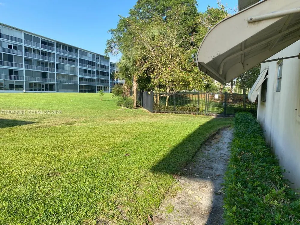 1001 Hillcrest Ct #215 Hollywood, FL 33021