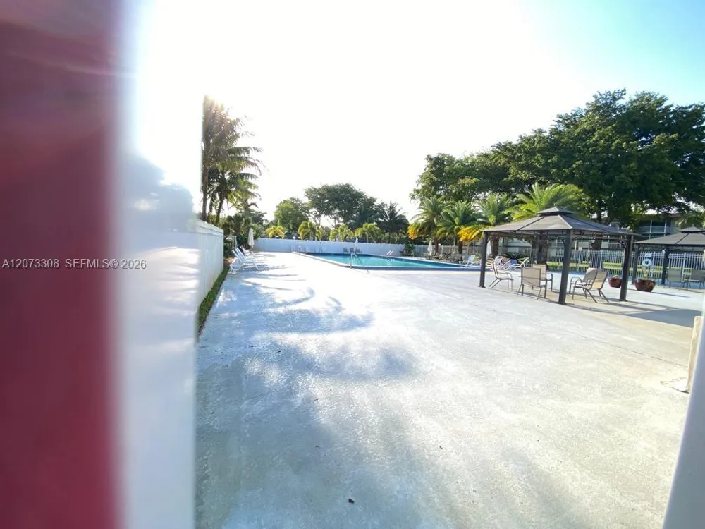 1001 Hillcrest Ct #215 Hollywood, FL 33021
