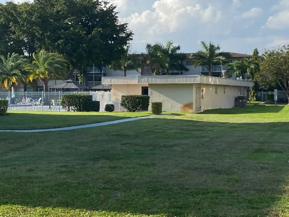 1001 Hillcrest Ct #215 Hollywood, FL 33021