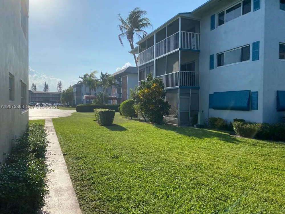 1001 Hillcrest Ct #215 Hollywood, FL 33021