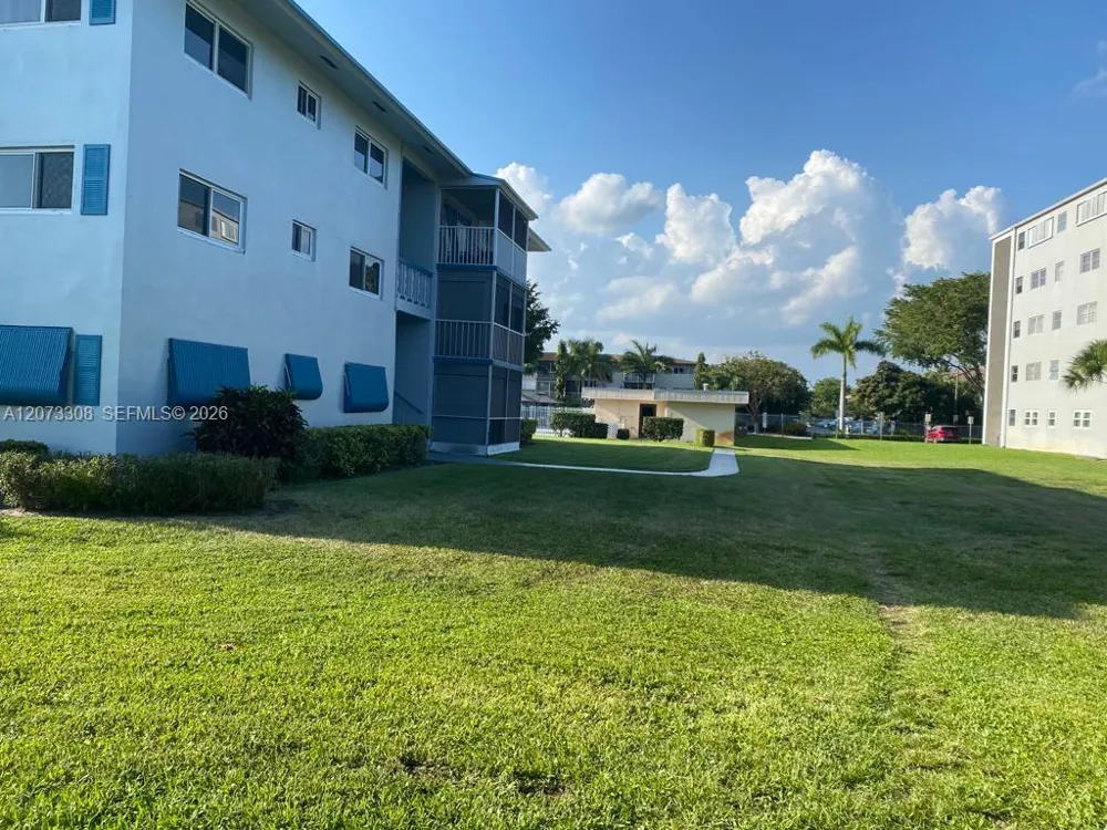 1001 Hillcrest Ct #215 Hollywood, FL 33021